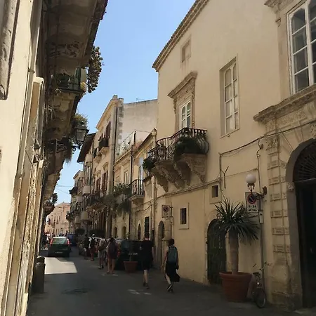 Dom wakacyjny Maniace 57, Ortigia Historic Center, 200 Mt From The *
